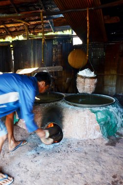 Tay insanlar yapmak kaya tuzu Ban Bo k için eski eski fırın kullanın