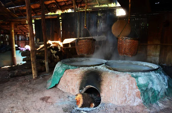 Тайські люди використовують стародавнього старого піч для зробити кам'яної солі в бан бо К — стокове фото
