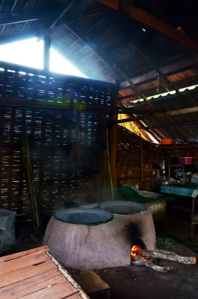 Тайцы кладут дрова в старинную печь, чтобы сделать скалу — стоковое фото