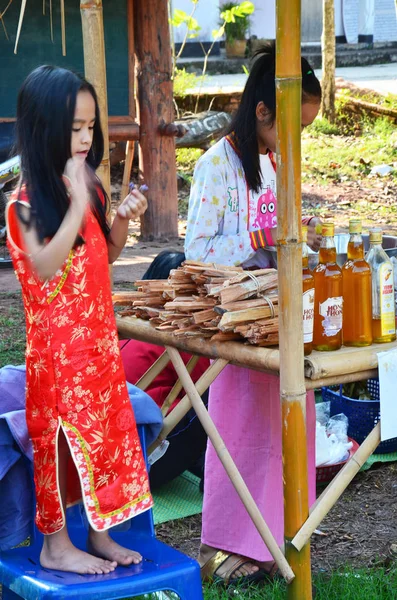 Tajski Dziewczyna azjatyckich dzieci sprzedaż miodu i innych produktów dla podróży — Zdjęcie stockowe