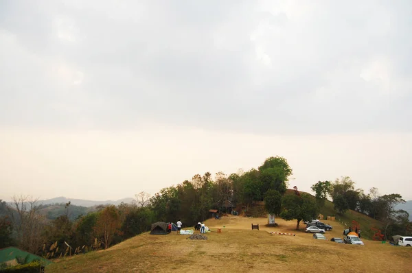 Podróżujący Tajowie podróży camping i reszta w namiocie na do — Zdjęcie stockowe