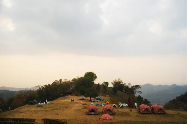 Viajantes tailandeses viajam com camping e descansam na tenda para — Fotografia de Stock