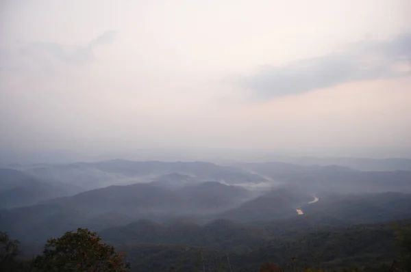 Vista aerea paesaggio montagna e foresta nella città di Nan da Doi S — Foto Stock