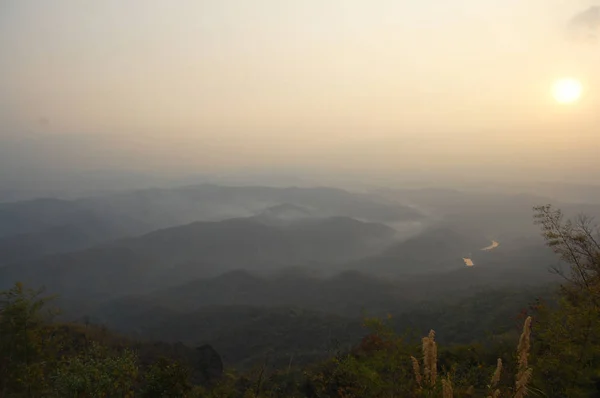 Vista aerea paesaggio montagna e foresta nella città di Nan da Doi S — Foto Stock
