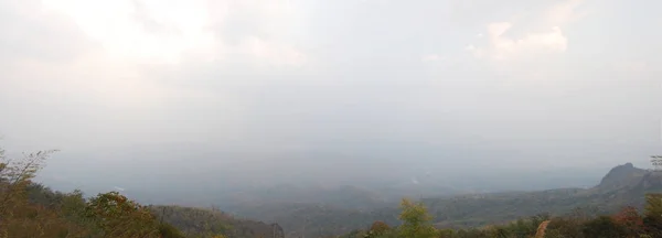 Vue aérienne paysage montagne et forêt dans la ville de Nan de Doi S — Photo