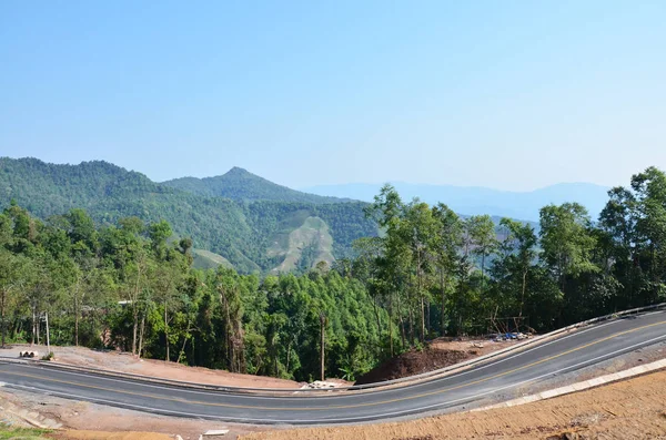 Carretera en el Parque Nacional Sri Nan para los tailandeses y extranjeros trav — Foto de Stock