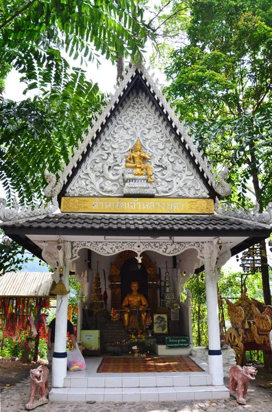 Santuario de Dios nombre Phaya Phu Kha para los viajeros personas que rezan un — Foto de Stock