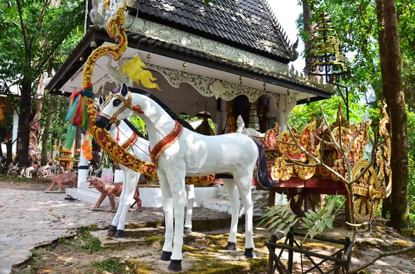 Santuario di Dio nome Phaya Phu Kha per i viaggiatori persone che pregano un — Foto Stock