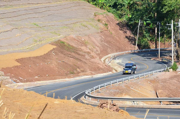 Gente tailandesa y viajero extranjero conducen coche en la carretera en Sri — Foto de Stock