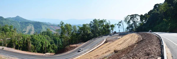 Gente tailandesa y viajero extranjero conducen coche en la carretera en Sri — Foto de Stock