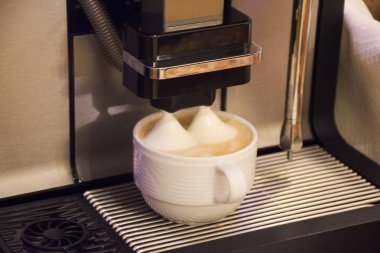 Taze kahve makinesi için r Restoran odasında sıcak kahve yapmak