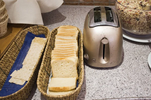 Хліб і печиво і тостер для приготування їжі в ресторанній кімнаті — стокове фото