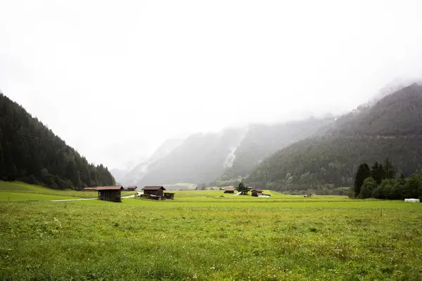 Paisaje urbano y paisaje de la ciudad de Pfunds con campo de hierba y — Foto de Stock