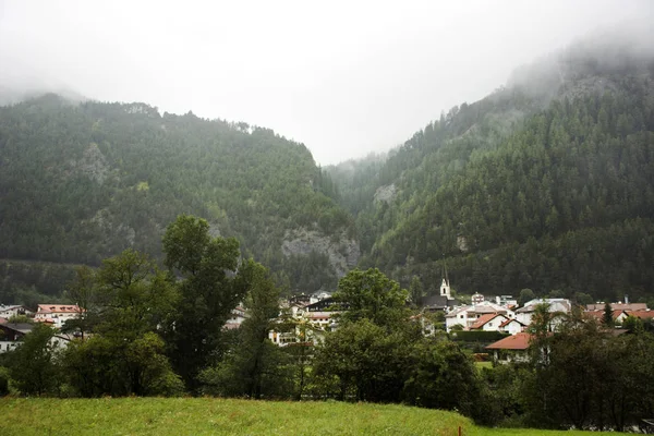 Ver paisaje urbano y paisaje de la ciudad de Pfunds con Lourdeskapelle —  Fotos de Stock