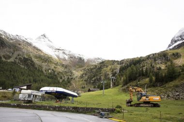 Ekskavatör yükleyici veya beko makine bekleyen açık havada, çalışıyor. 