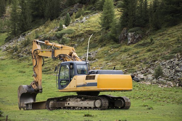 Экскаватор погрузчика или экскаватор машины во время земляных работ о
