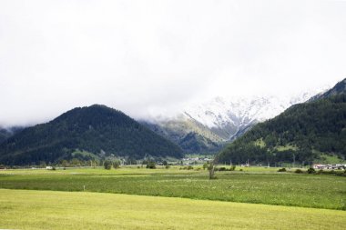 Manzara dağ ve çim alanın haid yolun yanında göster