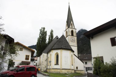 Yolcuları kişi seyahat ve Lourdeskapelle Kilisesi ve clas ziyaret