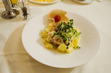 Alabalık balık ızgara ve krem patates salatası seramik plaka üzerinde hizmet