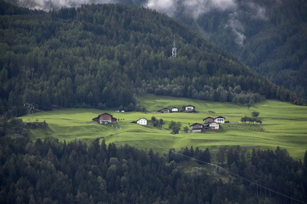 Otztal ヴァルで Niederthai ビレッジの風景と街並みを見る — ストック写真