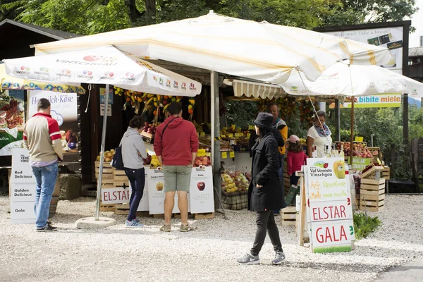 奥地利人和外国游客购买食品和 — 图库照片