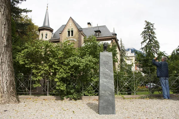 Reisende besuchen und entspannen im garten der chiesa evangelica — Stockfoto