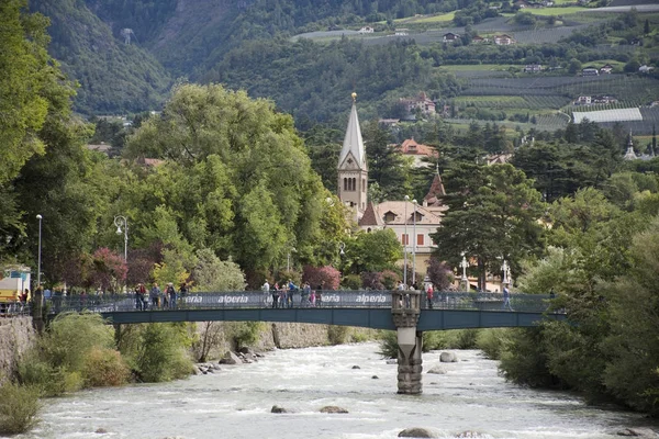 イタリア人と外国人旅行者橋 cro の上を歩いて — ストック写真