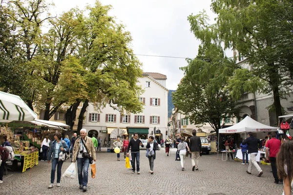 Italienska människor och utlänning resenärer promenader resor och shopp — Stockfoto