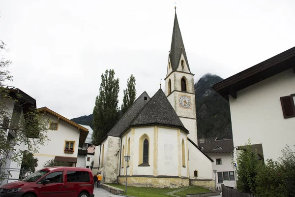 Yolcuları kişi seyahat ve Lourdeskapelle Kilisesi ve clas ziyaret — Stok fotoğraf