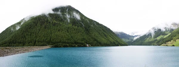 Iew paisaje de Apls montaña y Fedaia lago es un lago en Tren — Foto de Stock