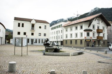 Modern bina ve sanat heykel insanlar seyahat edenler için tır ziyaret edin