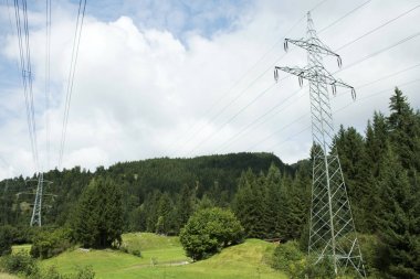 Manzara ve tarım alanı ile elektrik voltaj p görüntüleyin