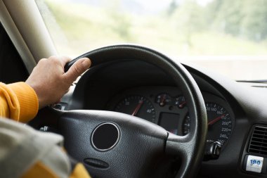 Çok hızlı bir Stuttgart karayolu üzerinde Alman yaşlı adam sürüş araba gitmek 