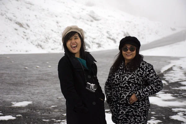 Asiático tailandés personas hija y madre viajar y posando para tomar —  Fotos de Stock