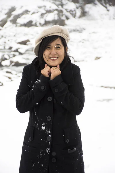 Ázsiai thai nők játszik és jelentő fog fénykép, míg Hull a hó — Stock Fotó