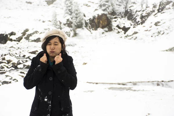 Asiática tailandesa mujeres jugando y posando para tomar fotos mientras nieva —  Fotos de Stock