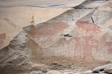 İnsan ve hayvan figürleri cliffs at üzerinde rock sanat içerir 