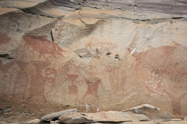 İnsan ve hayvan figürleri cliffs at üzerinde rock sanat içerir 