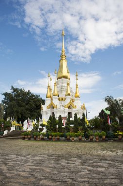 Wat Tham Khuha Sawan Tapınağı Amphoe Kho beyaz ve altın chedi