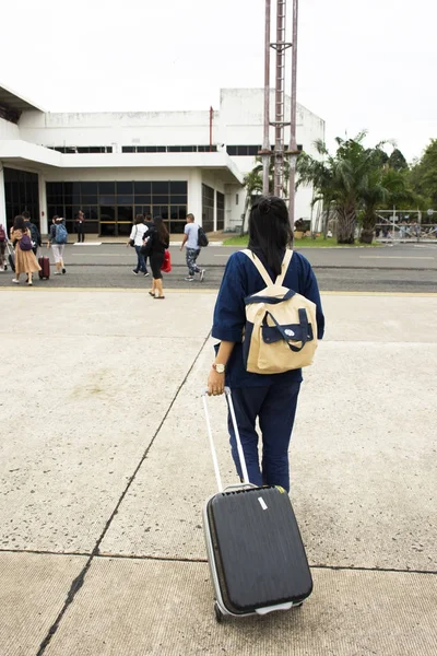 Asiatisk thai kvinna passagerare gå gå till inuti byggnaden på Ubo — Stockfoto