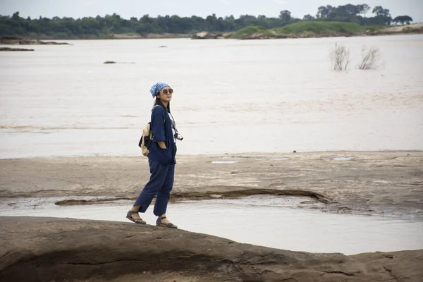 Voyageurs asiatiques thai femme Voyage marche et pose prendre la photo — Photo