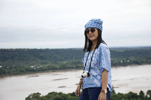 Asiatico viaggiatori thai donne viaggio e posa a punto di vista scogliere — Foto Stock