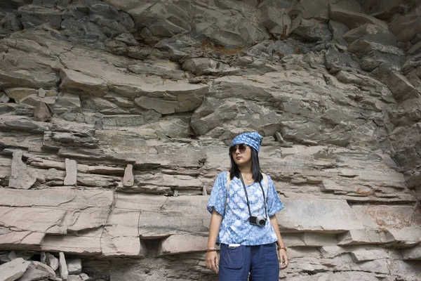 Las mujeres tailandesas viajan y posan en el Rock art en acantilados sobre el Mek — Foto de Stock