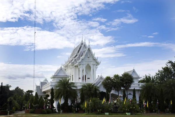 Λευκό ubosot του Wat Tham Khuha Sawan ναός Amphoe Κονγκ Τσαμ, — Φωτογραφία Αρχείου