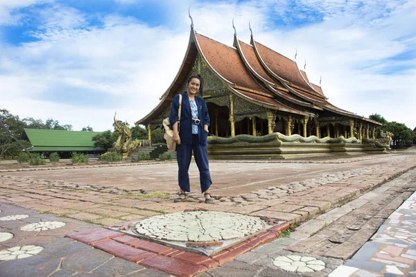 Asiatique thaï femme gens priant buddha et Voyage à Sirindhorn — Photo