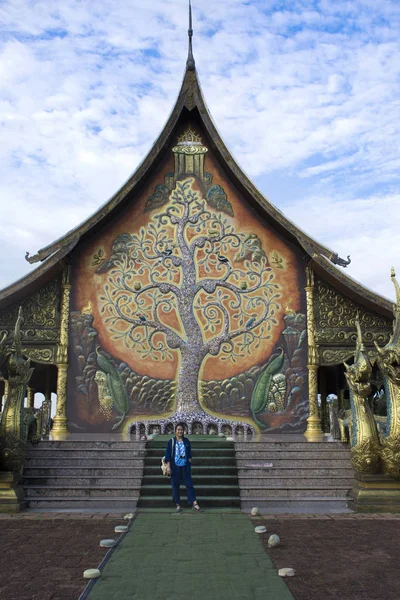 Asiática tailandesa mujer personas orando buddha y viajar en Sirindhorn — Foto de Stock