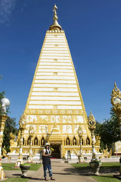 Asiática tailandesa orando buddha y chedi en Wat Phra That Nong — Foto de Stock