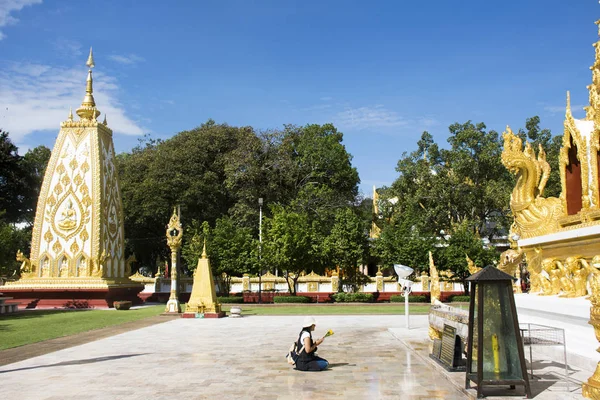 Asiática tailandesa orando buddha y chedi en Wat Phra That Nong — Foto de Stock