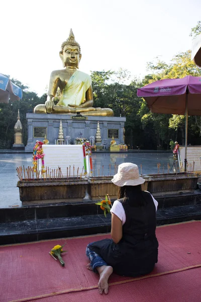 Thai woman respect praying and visit Golden big buddha statue in — Stock Photo, Image