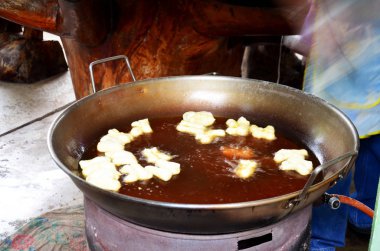 Tay insanlar derin kızarmış çörek veya Youtiao yemek